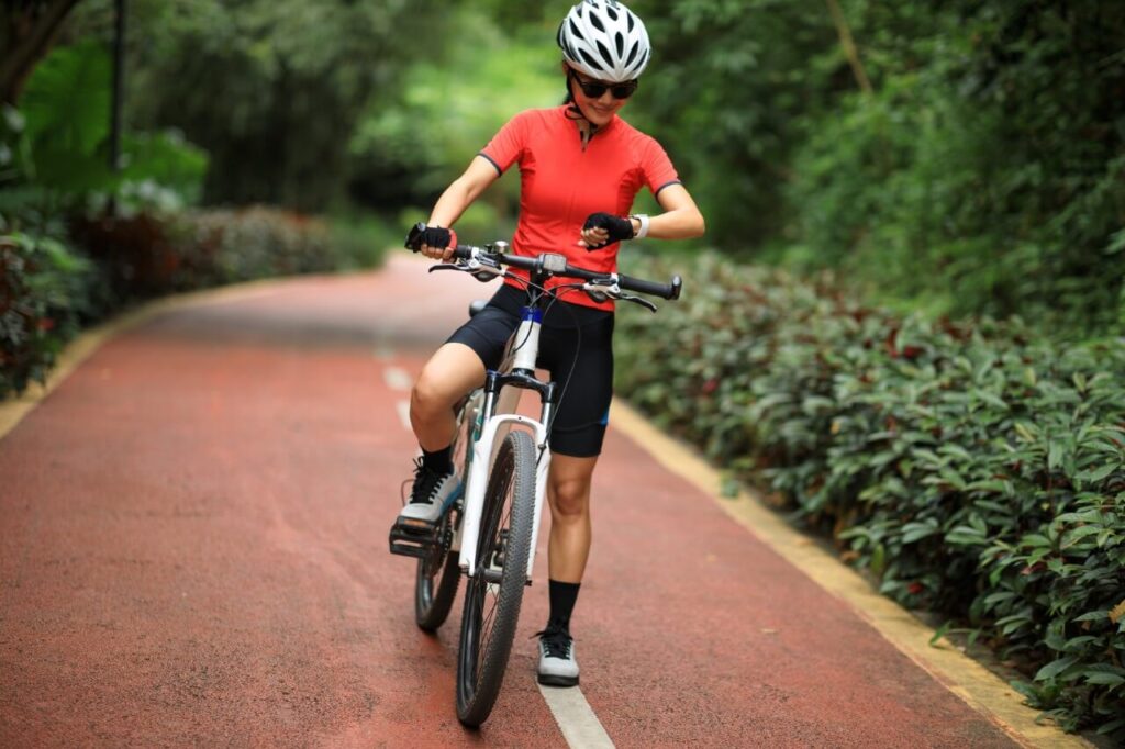 vrouw fiets smartwatch duesenberg connection